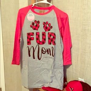 Women’s mid-sleeve t-shirt.